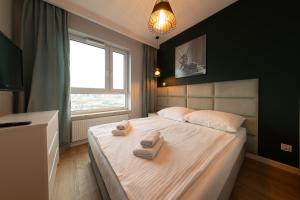 sypialnia z łóżkiem i dwoma ręcznikami na nim w obiekcie Apartament Luxury Two-bedroom w mieście Białystok