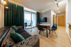 salon z kanapą i stołem w obiekcie Apartament Luxury Two-bedroom w mieście Białystok