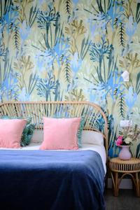 une chambre avec un lit avec un papier peint bleu et blanc dans l'établissement BrisasVTsansebastian In Zurriola Beach, Penthouse, sea views, à Saint-Sébastien
