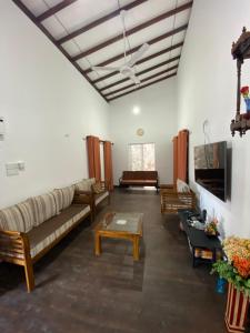 TV a/nebo společenská místnost v ubytování Uva Escape Holiday Bungalow