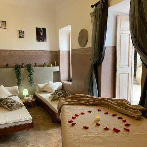 - une chambre avec 2 lits, une fenêtre et une porte dans l'établissement Dar princesse jamila, à Marrakech