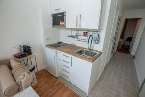 Kitchen o kitchenette sa FABULOUS !!APARTMENT A FRONT OF LEGENDARY MONTE CARLO BEACH and TENNIS CLUB !