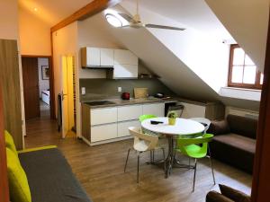 eine Küche und einen Tisch und Stühle in einem Zimmer in der Unterkunft Apartman Masne kramy in Třeboň