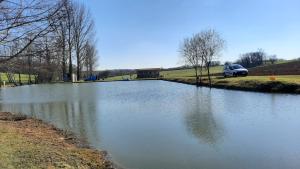 een grote hoeveelheid water met een busje ernaast bij ETANG PRE DE LA FONT in Cercles