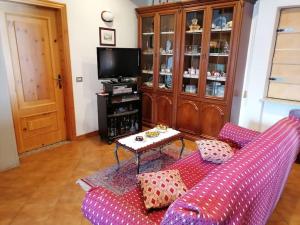 - un salon avec un canapé violet et une table dans l'établissement Chalet del paese Incantato, à Moncenisio