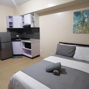 Biała sypialnia z łóżkiem i kuchnią w obiekcie Avida Davao Condos, downtown CM Recto Avenue, Davao City w mieście Davao