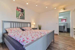 a bedroom with a large bed in a room at Ruhige Ferienwohnung mit Panoramablick in Ingoldingen
