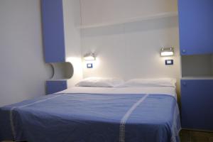 1 dormitorio con 1 cama grande con paredes y luces azules en Viale Algeria 94, en Lido delle Nazioni