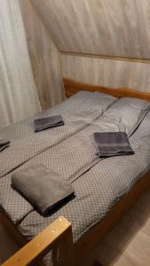 Una cama con dos almohadas encima. en Mountain cottage, en Parád