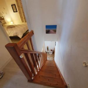 eine Treppe, die zu einem Schlafzimmer mit einem Bett führt in der Unterkunft La commanderie in La Tranche-sur-Mer