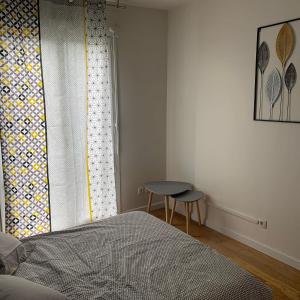 - une chambre avec un lit, une table et une fenêtre dans l'établissement Appartement Perpignan, à Perpignan