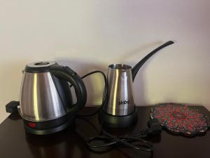 zwei Kaffeemaschinen auf dem Tisch in der Unterkunft İpek Apart Hotel in Cıralı