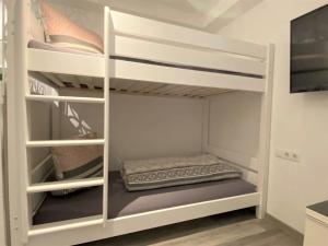 ein weißes Etagenbett in einem Zimmer in der Unterkunft Fancy, EP Tickets über uns erhältlich in Rust