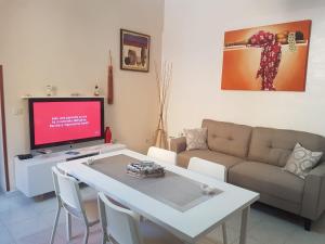 A television and/or entertainment centre at BALCONI SU TROPEA
