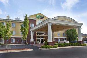 Holiday Inn Express Hotel & Suites Woodhaven, an IHG Hotel في Woodhaven: فندق مقابل مبنى فيه مواقف