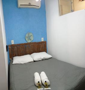 um quarto com uma cama com duas toalhas em Praia de Geribá 100m - loft no corredor de acesso a praia em Búzios