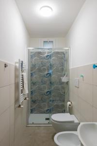 y baño con ducha, aseo y lavamanos. en Suite LA CONCHIGLIA località Caccia e Riserva en Santa Marinella