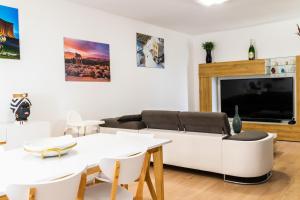 Telewizja i/lub zestaw kina domowego w obiekcie Diana Holiday Home