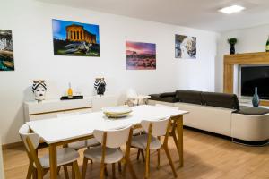 een woonkamer met een tafel en een bank bij Diana Holiday Home in Agrigento
