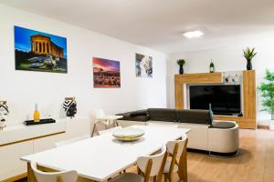 salon ze stołem i kanapą w obiekcie Diana Holiday Home w mieście Agrigento