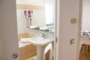 łazienka z umywalką i lustrem w obiekcie Diana Holiday Home w mieście Agrigento +37 zdjęć