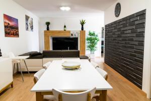 Telewizja i/lub zestaw kina domowego w obiekcie Diana Holiday Home