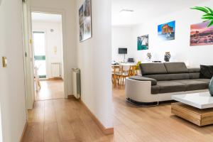 salon z kanapą i stołem w obiekcie Diana Holiday Home w mieście Agrigento