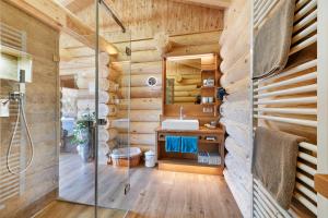 Koupelna v ubytování Lederer Chalets + 37 fotografií