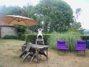 Zahrada ubytování La croix des Landes gîte ou chambre d'hôte avec piscine à Chouvigny