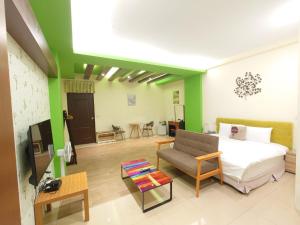 un soggiorno con un letto e un divano di Cat Mia Hostel a Città di Hualien