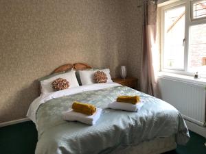 um quarto com uma cama com duas almofadas em 3-Bed House Waterfall country Brecon Beacons em Pont-Nedd-Fechan