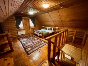 キシナウにあるSky Land Camping & Resortのログキャビン内のベッドルームのオーバーヘッドビュー