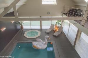 ZottegemCasa Lavanda的享有游泳池的正面景色,房子里有一个天鹅