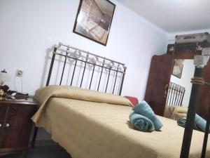 1 dormitorio con cama y tocador de madera en La casita del herrador, en El Burgo de Osma