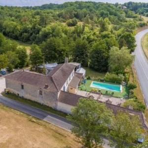 uma vista aérea de uma grande casa com piscina em La Charrue gite complex em Monsec