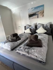 een bed met handdoeken in een kamer bij Exklusive moderne 2 Zi. Wohnung in ruhiger Lage in Rastatt