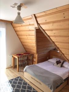 Una cama o camas en una habitación de Podhalańska Chata
