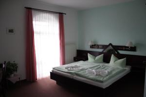 Ein Bett oder Betten in einem Zimmer der Unterkunft Hotel Heidekrug