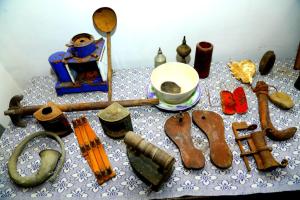 a table topped with lots of different types of tools at VALENTINE'S RICE BOWL HOME STAY in Alleppey