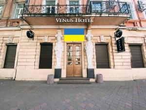 un edificio con un cartel que dice hotel venus en Venus Hotel Венус en Odesa