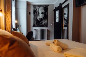 a table with two towels on top of it at Hotel Le Dauphin in Honfleur