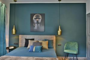 Dormitorio azul con cama y pared azul en Angels court 1 en Doukádes
