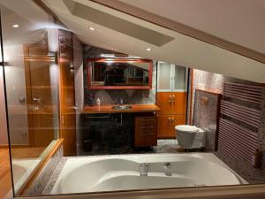 un ampio bagno con vasca e lavandino di Appartement chic au centre a Escaldes-Engordany