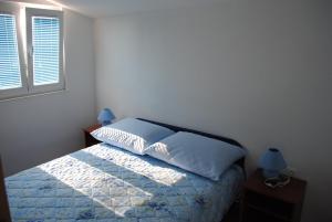 Postel nebo postele na pokoji v ubytování Apartments Kairos - Bili 9