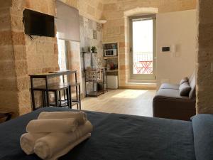 um quarto com uma cama com duas toalhas em Tresor 65 em Polignano a Mare