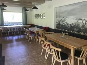 Reštaurácia alebo iné gastronomické zariadenie v ubytovaní Kleine Ferienwohnung am Rande der Wildnis