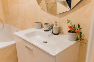 Gambar di galeri bagi Central Apartments with City View & Large Balcony di Bucharest +63 gambar