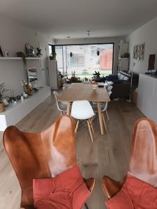 a kitchen and living room with a table and chairs at VERADEMING in Bilzen