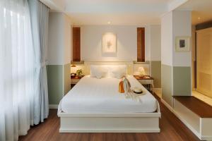 Postel nebo postele na pokoji v ubytování Au Lac Charner Hotel