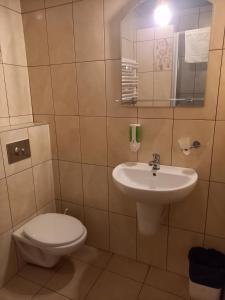 Kúpeľňa v ubytovaní Dworek staropolski
